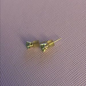 10 kt gold peridot stone earrings